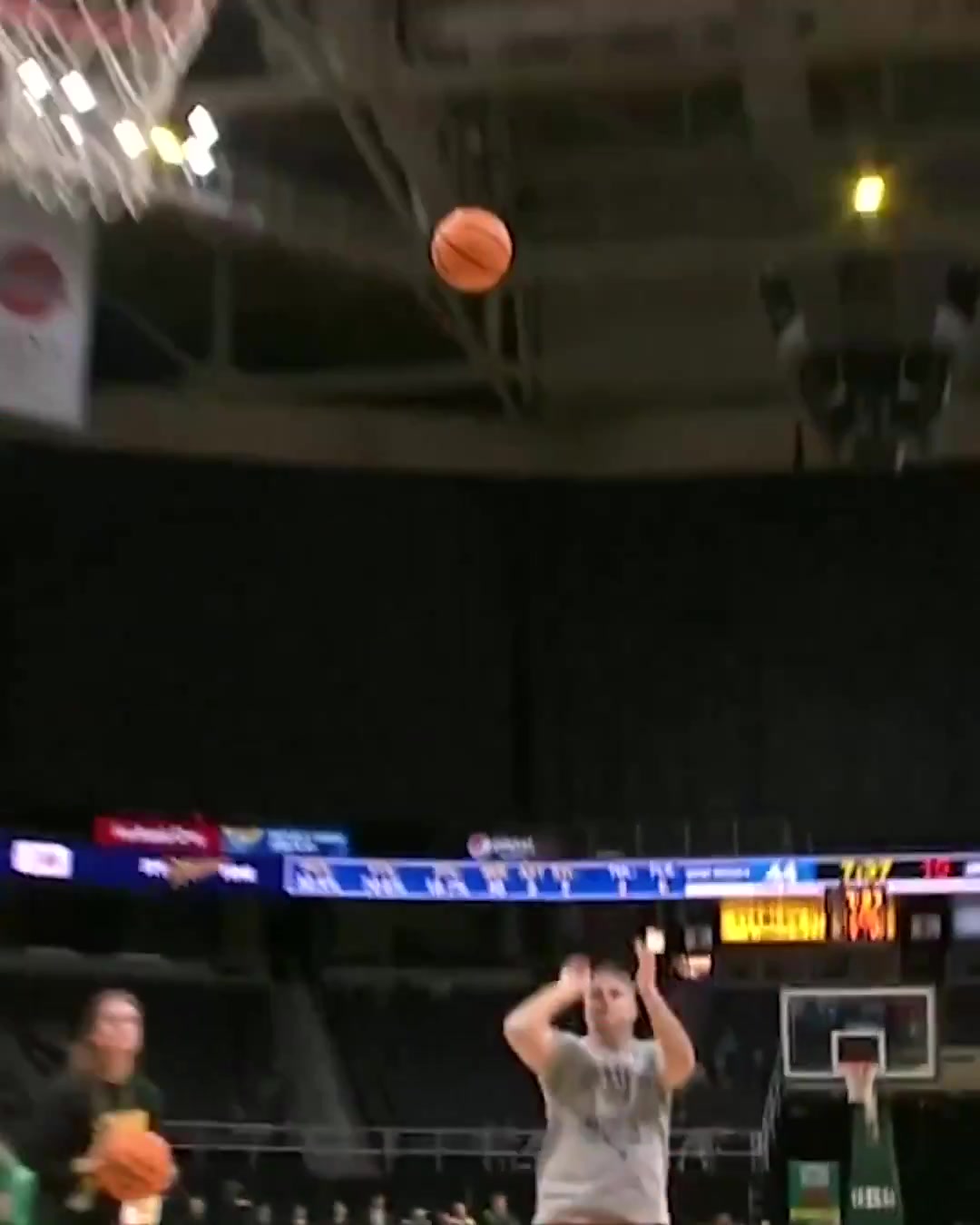 ag九游会亚洲真人第一品牌😂球迷投篮赢得“一年免费啤酒” 脱衣露出大啤酒肚激情庆祝！