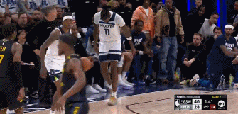 ag九游会亚洲真人第一品牌😭又伤一个！里德飞扑救球受伤 回更衣室了