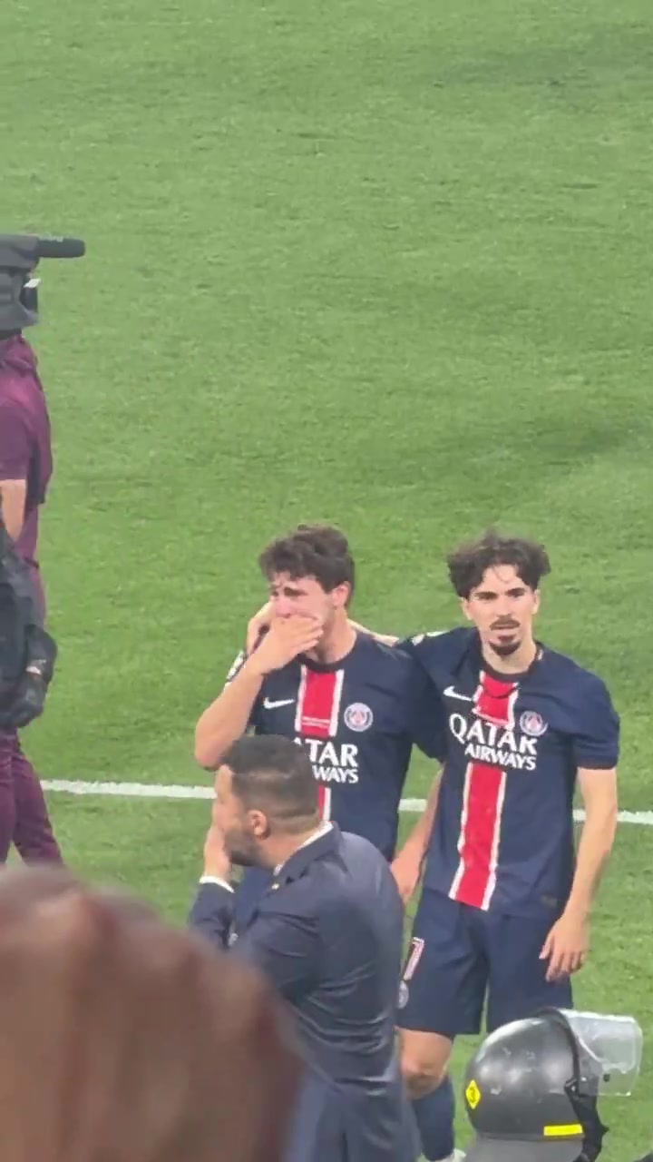 j9九游会老哥俱乐部交流还只是孩子😭20岁内维斯夺冠后痛哭，去年母亲离世今年独在异乡