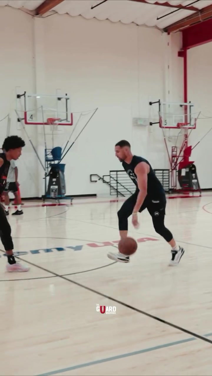 j9九游会老哥俱乐部交流切磋技艺！训练师晒郭昊文与克莱&麦克朗一起训练视频